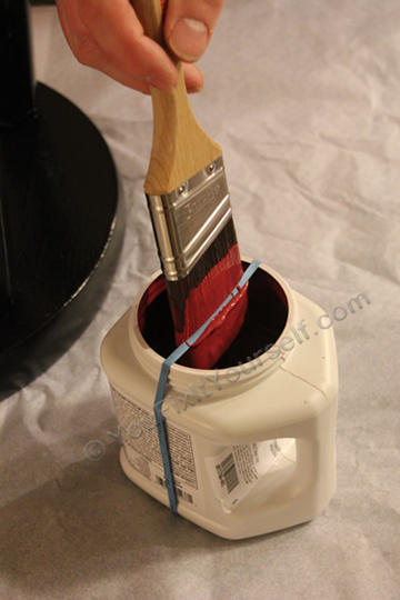 Use a rubber band to keep your paint can clean